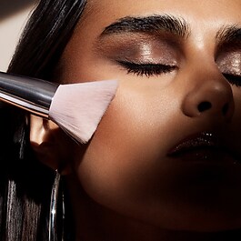 Cheek-Hugging Bronzer Brush - Pędzel do bronzera